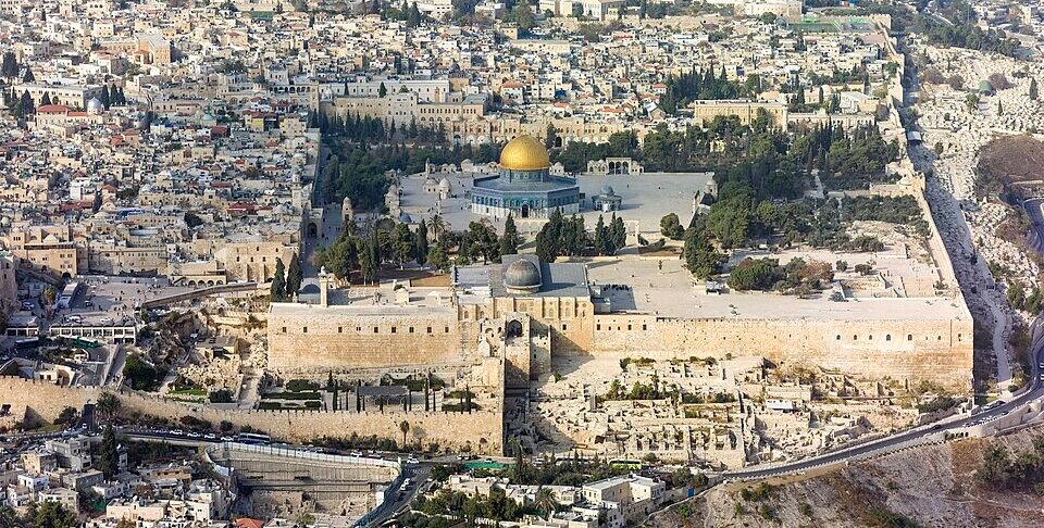 Israeli Leaders Join Thousands at Temple Mount as Debate Over Religious Access Grows