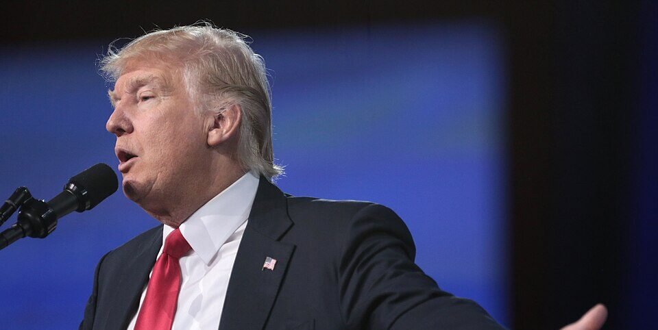 Trump Approval Rating Falls to 33% as Midterm Pressure Builds