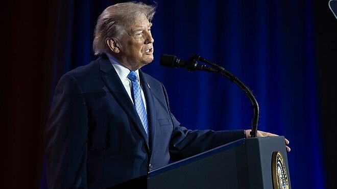 Trump Renews Criticism of Ilhan Omar During Speech, Prompting Debate Over Political Rhetoric and Congressional Standards