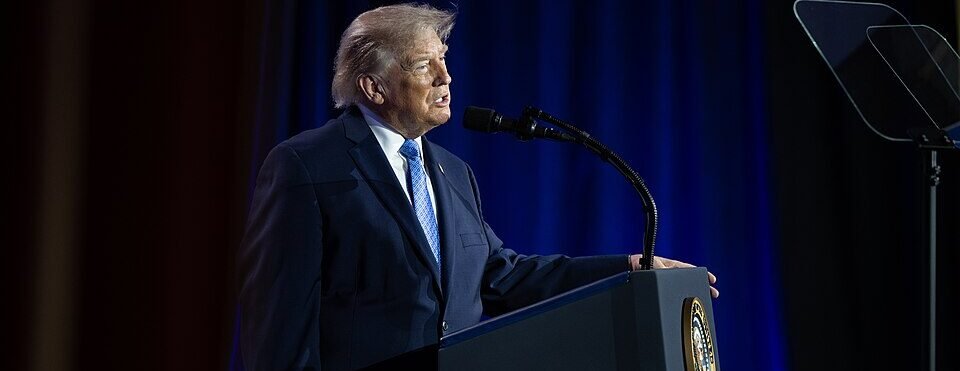 Trump Renews Criticism of Ilhan Omar During Speech, Prompting Debate Over Political Rhetoric and Congressional Standards