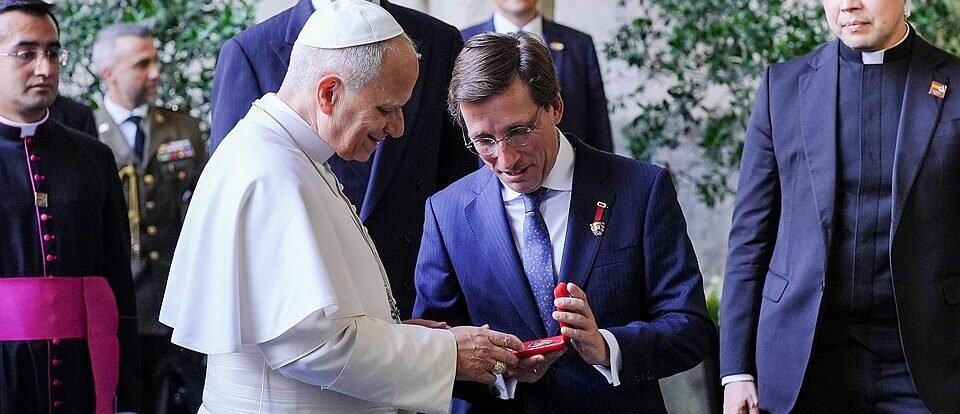 Surgeon Explains Pope Leo’s Lung Cancer Diagnosis and Recovery Outlook